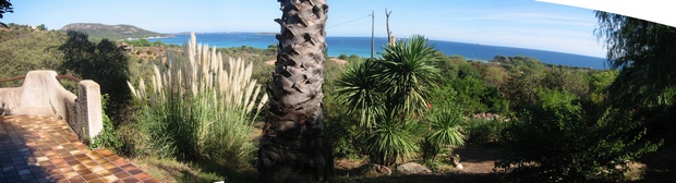 Blick von der Terrasse über den Garten auf das türkisblaue Meer